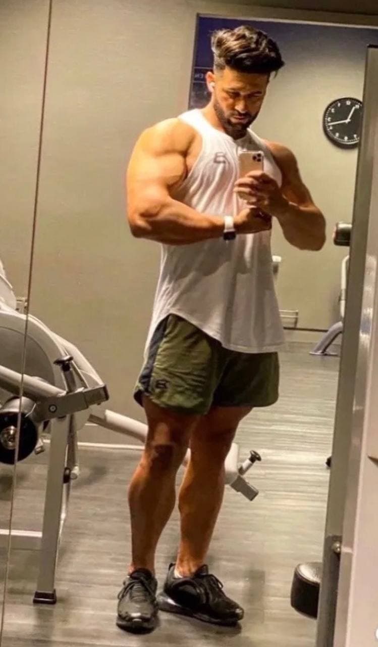 Leo training in the gym